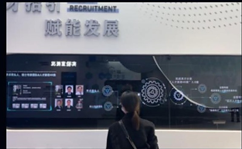 魔镜屏互动 - 门店橱窗 · 镜面与显示一体