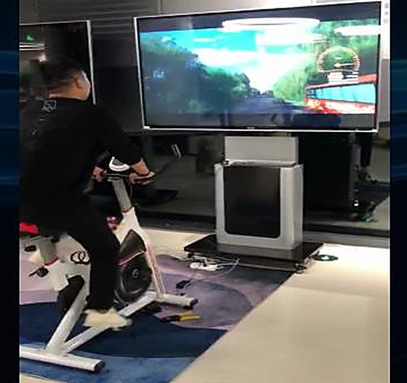 体感运动交互展示 - 动作驱动 · 跑跳挥臂实时响应