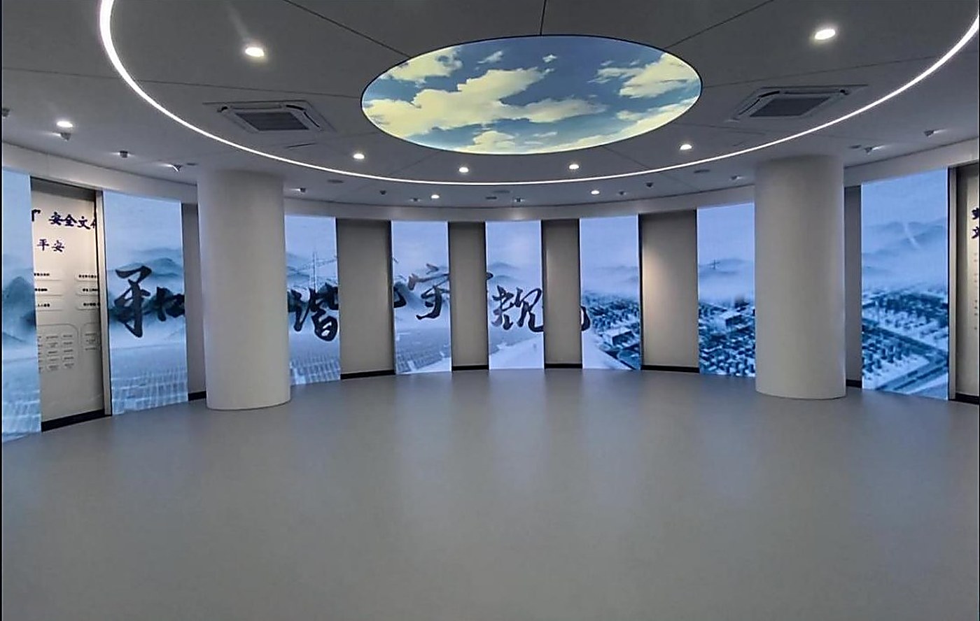 轨道屏沿展线滑移展示画面